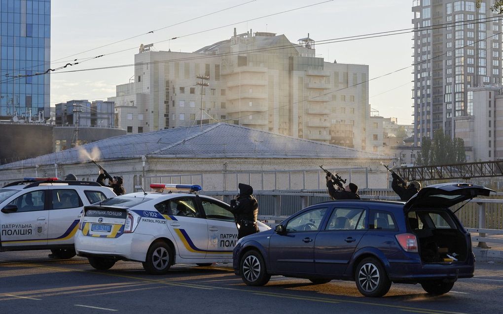 Oekraïense politieagenten in Kiev proberen een drone neer te halen. beeld EPA, Vadym Sarakhan