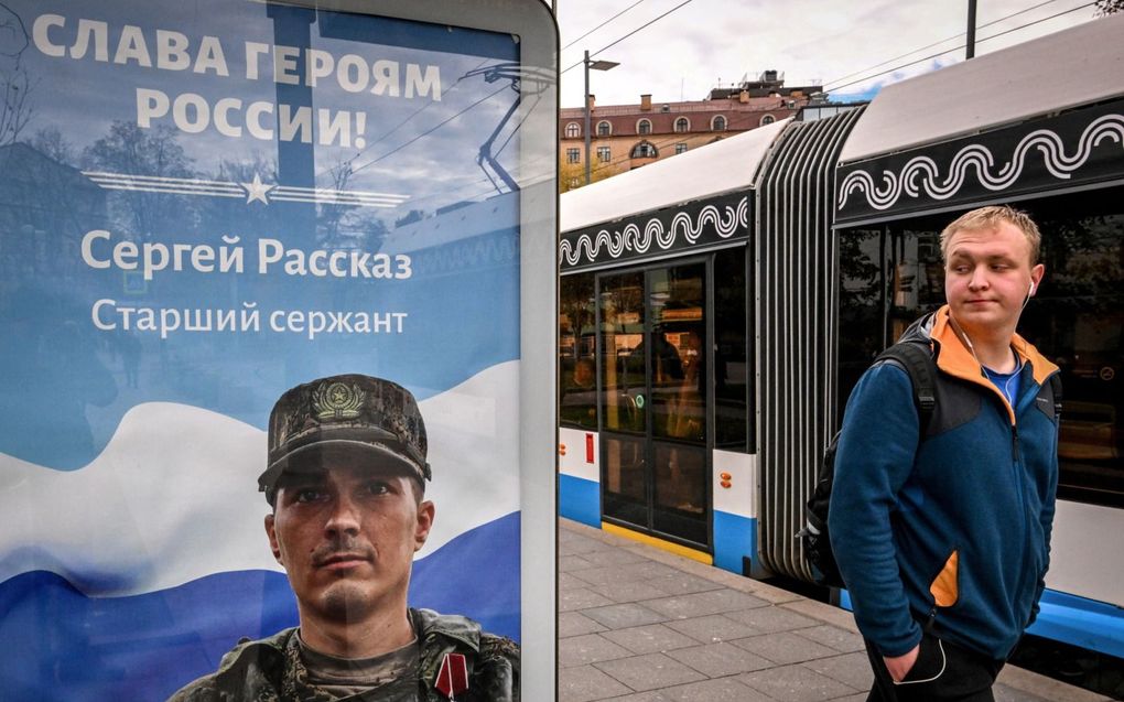 „Veel propagandaberichten zijn blijven hangen en gaan voor ”waar” door.” Foto: billboard in Moskou. beeld AFP, Yuri Kadobnov