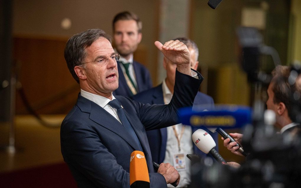 Minister-president van Nederland Mark Rutte staat de pers te woord na afloop van de eerste dag van de Europese top. De Europese Raad sprak onder meer over Oekraine, energie, economische vraagstukken en externe betrekkingen. beeld ANP, Jonas Roosens