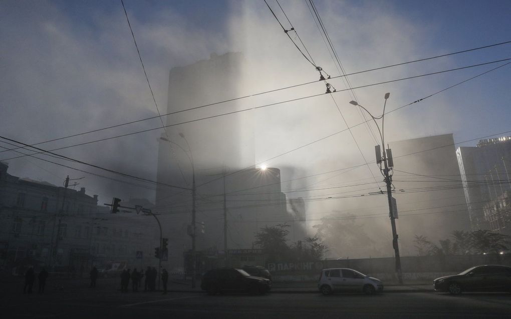 Een rookwolk stijgt op in het centrum van Kiev, Oekraïne. Verschillende woongebouwen werden beschadigd als gevolg van aanvallen door 'kamikaze-drones’. beeld EPA, Sergey Dolzhenko