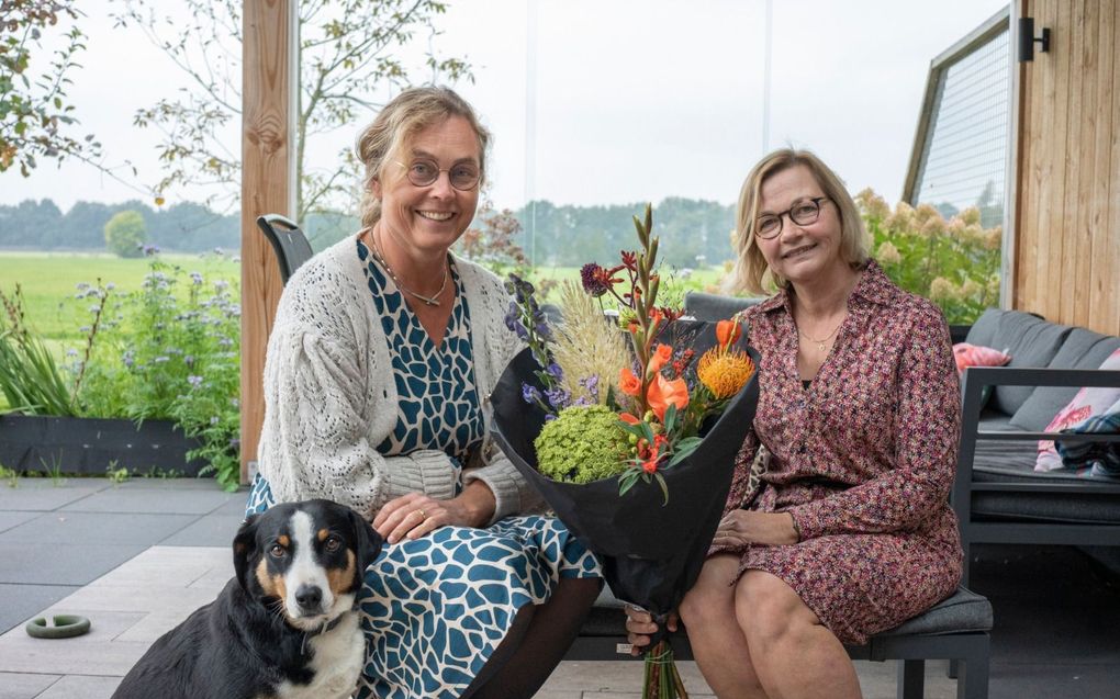 Ria Struyk-Berkhof (l.) geeft haar schoonzus Petra Berkhof-van Vliet bloemen. beeld Niek Stam