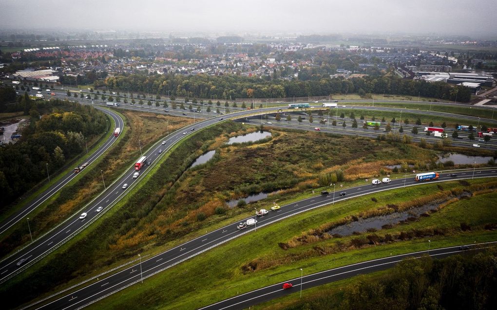 Dronefoto van politieonderzoek bij het knooppunt Empel. beeld ANP, Rob Engelaar