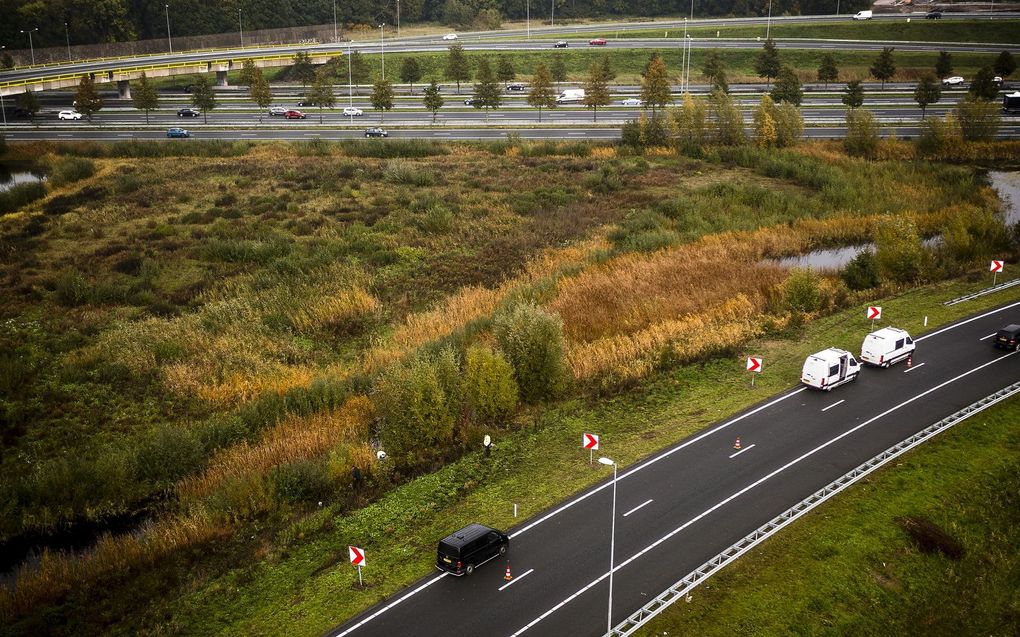 Dronefoto van politieonderzoek bij het knooppunt Empel, waar daags tevoren in een Kia Picanto de lichamen van de vermiste Hebe (10) en Sanne (26) in het water gevonden werden. beeld ANP, ROB ENGELAAR