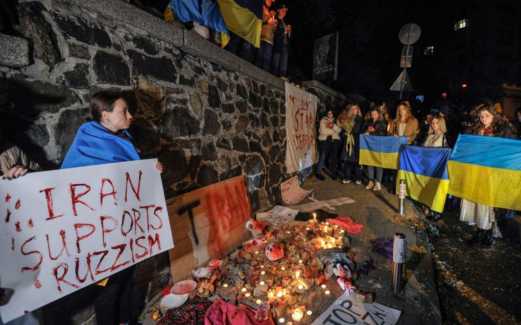 Oekraïners demonstreren bij de Iraanse ambassade in Kiev tegen het gebruik van Iraanse kamikazedrones bij aanvallen op Oekraïense steden.  beeld AFP, Sergei Chuzavkov