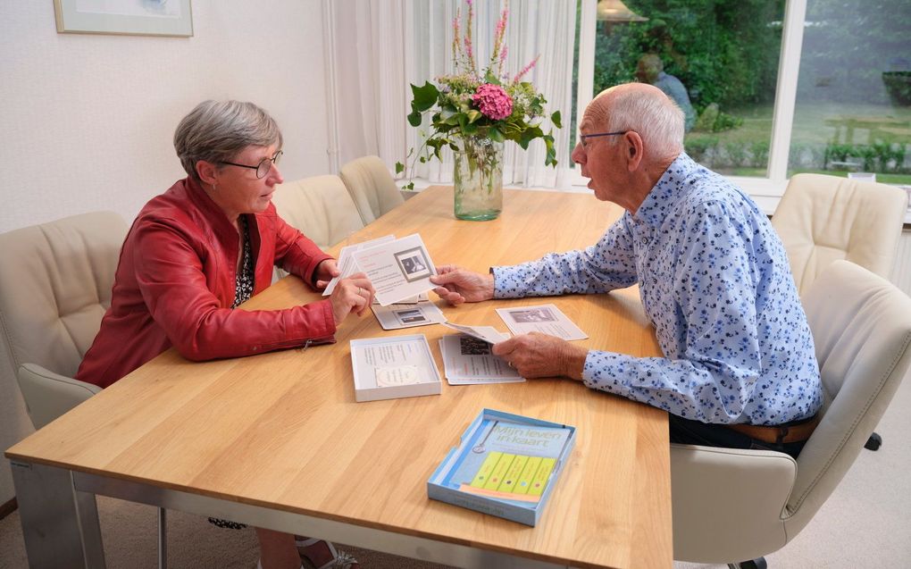 Katrien Janssens maakte een levensboek voor haar schoonvader Jan Janssens. beeld Sjaak Verboom