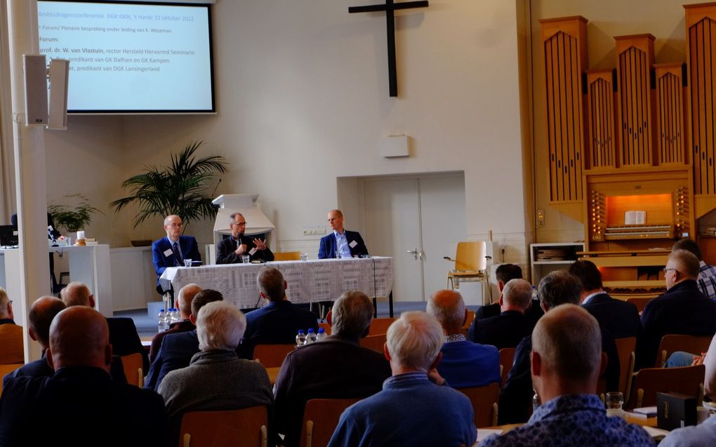 Forumbespreking o.l.v. ouderling K. Wezeman (helemaal op de achtergrond), achter de tafel v.l.n.r.: dr. A. Bas, prof. W. van Vlastuin en ds. C. Koster. beeld Gerrit van Dijk