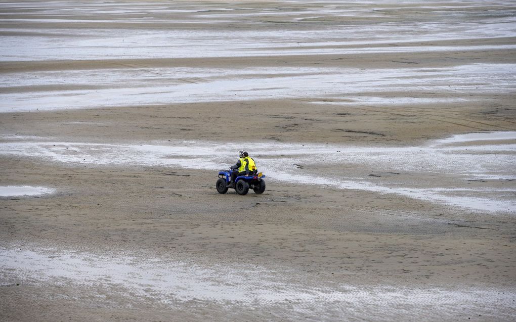 Vrijwilligers van het Search and Rescue Nederland (SAR) zoeken op het Groene Strand. beeld ANP, JILMER POSTMA