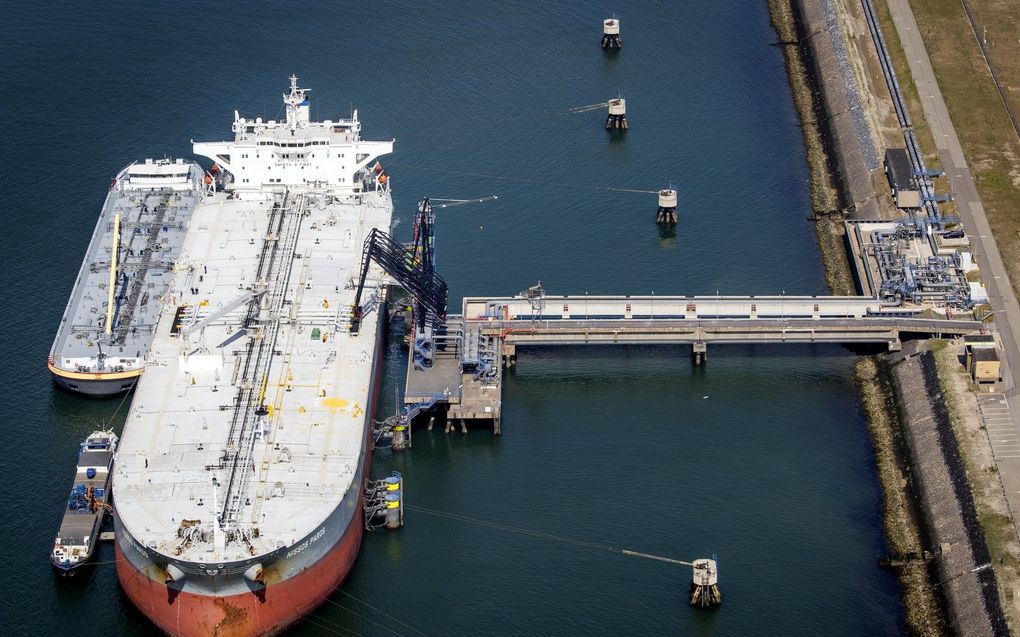 Een olietanker op de Maasvlakte. beeld ANP, Koen van Weel