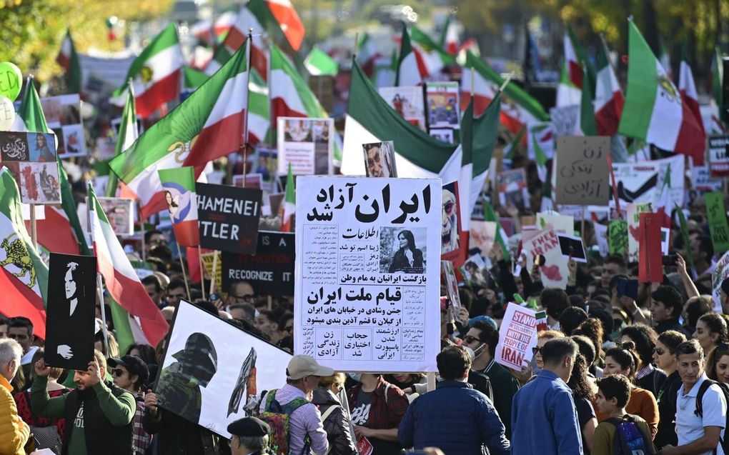 „De moord op Mahsa was de druppel die de emmer deed overlopen in de al bestaande explosieve omstandigheden in Iran.” Foto: protestdemonstratie tegen deze moord in Berlijn. beeld AFP, John Macdougall