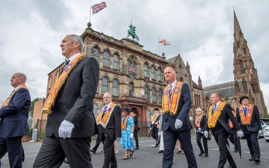 Unionisten lopen mee in een Oranjemars om de overwinning van de protestanten in Noord-Ierland te vieren. Door brexit komt een hereniging met Ierland echter dichterbij. beeld AFP, Paul Faith