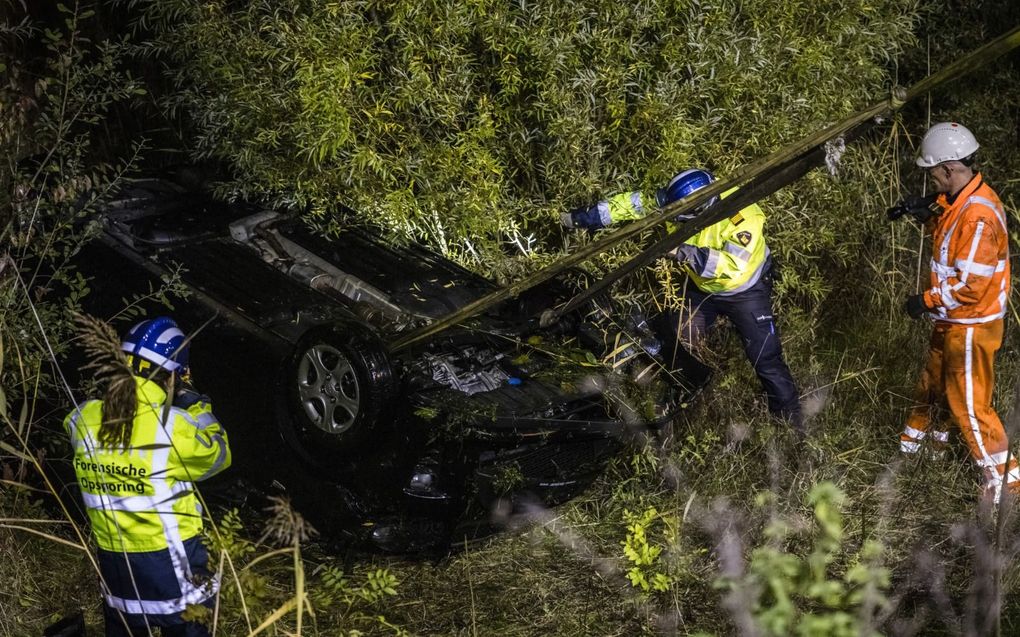 De zwarte Kia Picanto van de vermiste Hebe (10) en Sanne (26) wordt geborgen. Elk jaar vallen er zo’n 50 verkeersdoden nadat een voertuig te water raakt. beeld ANP, Rob Engelaars