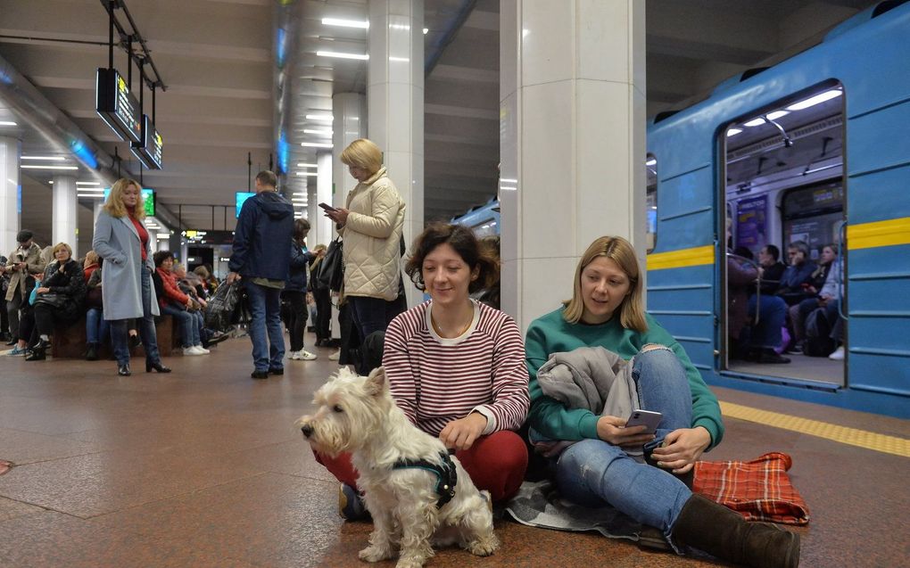 Mensen zoeken in de metro van Kiev dekking nadat het luchtalarm is afgegaan. Beeld EPA, ANDRII NESTERENKO