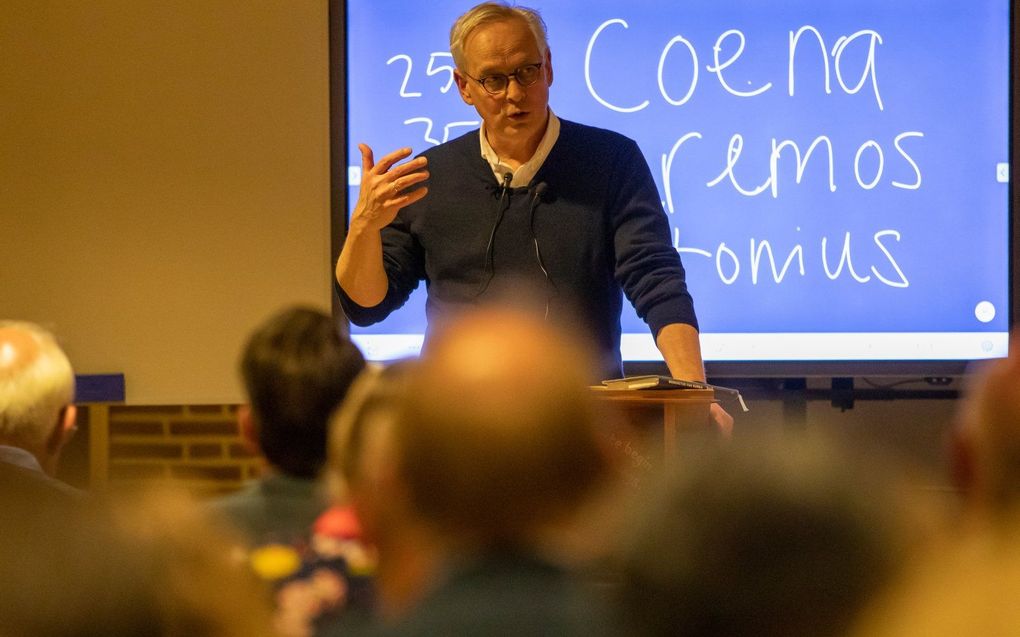 Bart Jan Spruyt spreekt tijdens een vormingsavond over de Vroege Kerk in Staphorst. beeld Jaco Hoeve