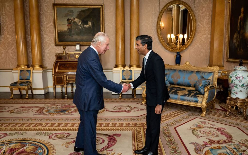 De nieuwe Britse premier Rishi Sunak kreeg dinsdag in Buckingham Palace van koning Charles de opdracht een nieuwe regering te vormen. Kort daarvoor had de Britse vorst het ontslag van oud-premier Liz Truss geaccepteerd. beeld AFP, Aaron Chown