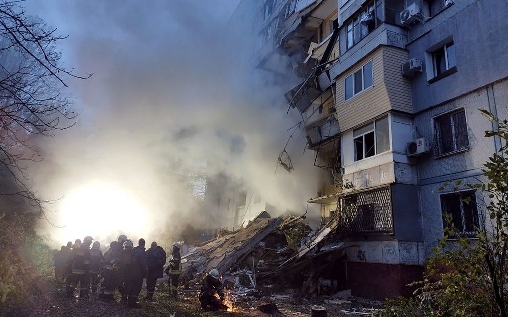 Oekraïne is bezorgd om Russische vuile bom. Een luchtaanval op Zaporizia in Oekraïne verwoest een deel van een appartementencomplex.  beeld AFP, Maryna Moiseyenko