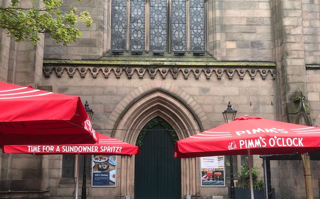 In de Unionkerk in het Schotse Aberdeen huist tegenwoordig cocktailbar ”Soul”. In de kerk klinkt stampende muziek. beeld RD