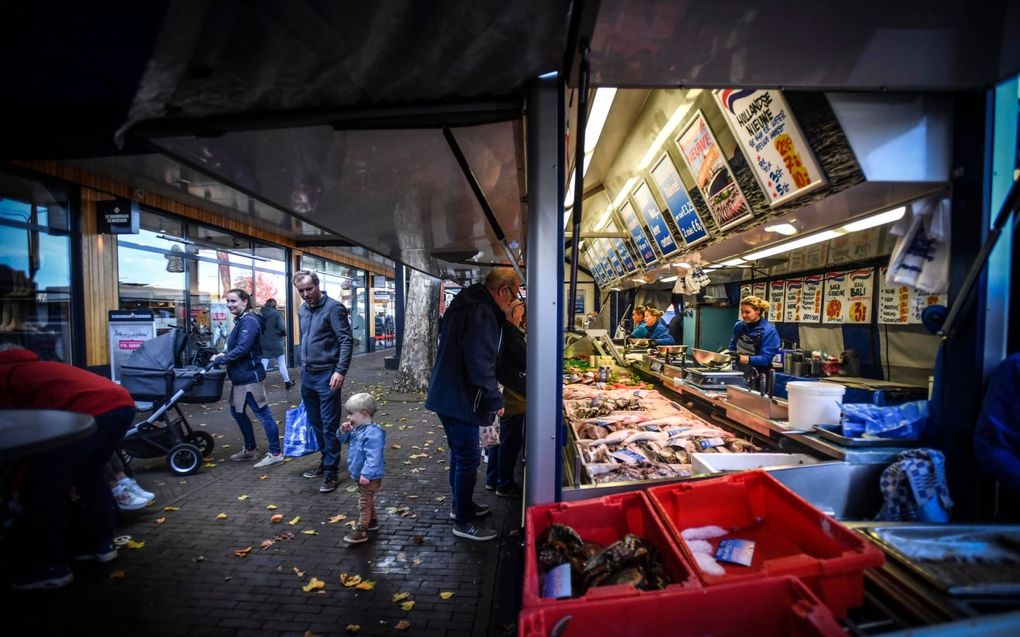 Visboer Lammert de Graaf: „Vroeger liepen er veel mensen met kinderwagens over de markt heen.” beeld Carel Schutte