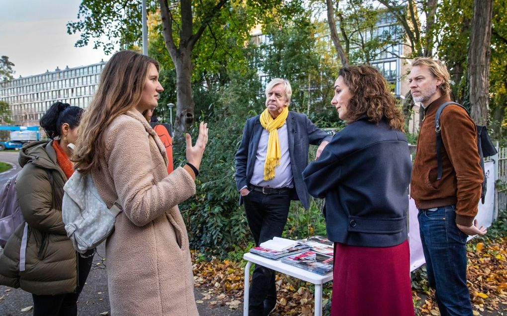 Waker Klaas Koster (met gele sjaal) ging donderdag in gesprek met de Amsterdamse burgemeester Femke Halsema over het demonstreren bij de abortuskliniek in Amsterdam. beeld Dingena Mol