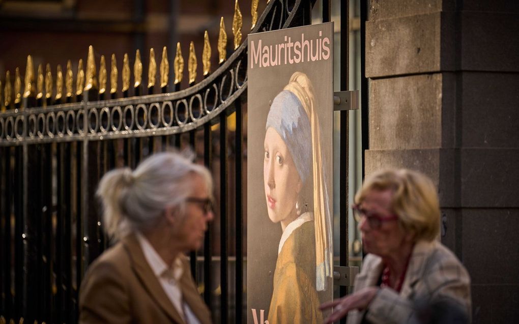 De museumwereld reageert verontwaardigd op een actie donderdag van klimaatactivisten in museum het Mauritshuis in Den Haag. Daar richtten mensen zich tegen het beroemde schilderij ”Meisje met de parel” van Johannes Vermeer.  beeld ANP, Phil Nijhuis