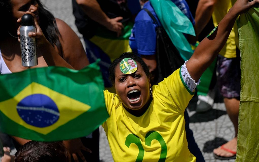 Brazilië gaat zondag naar de stembus om een president te kiezen. De strijd gaat tussen Jair Bolsonaro en Luiz Inácio ”Lula” da Silva. Op de foto een verkiezingsbijeenkomst van Bolsonaro. beeld AFP, Mauro Pimentel