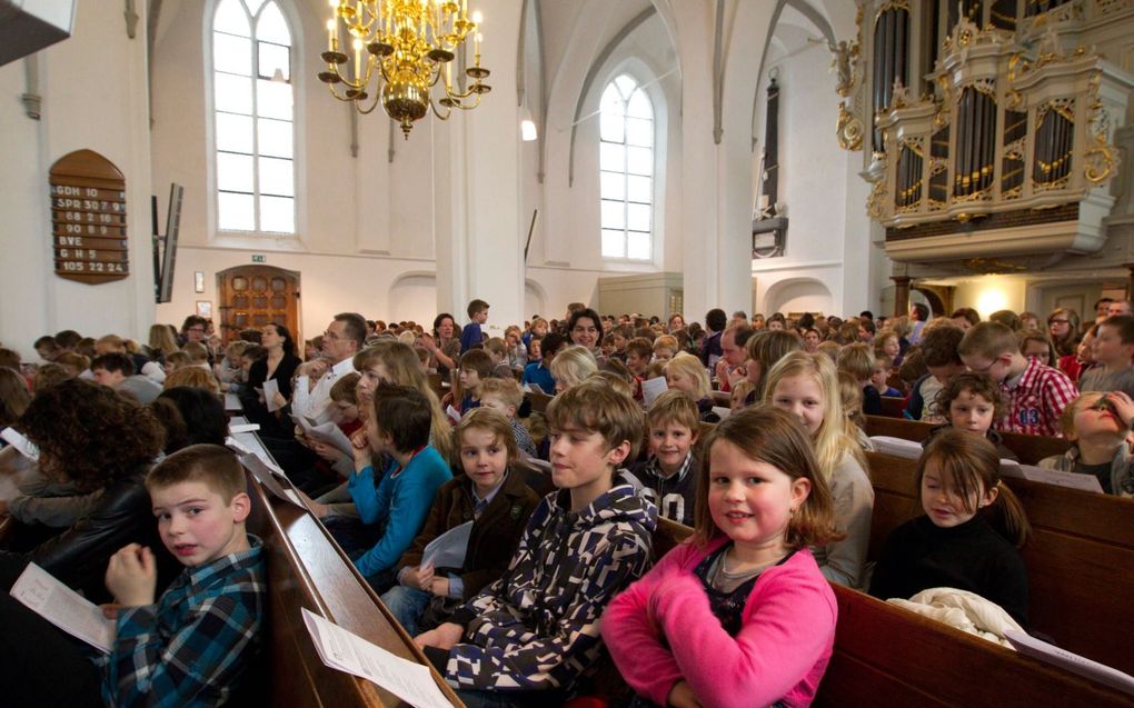 „Hoe jong ook, kinderen horen voluit bij de gemeente.” Foto: scholendienst met biddag in de Barneveldse Oude Kerk. beeld RD, Anton Dommerholt
