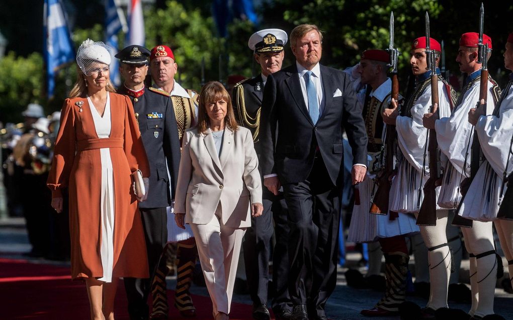 Het koningspaar en de Griekse president Katerina Sakellaropoulou. beeld AFP, Angelos Tzortzinis