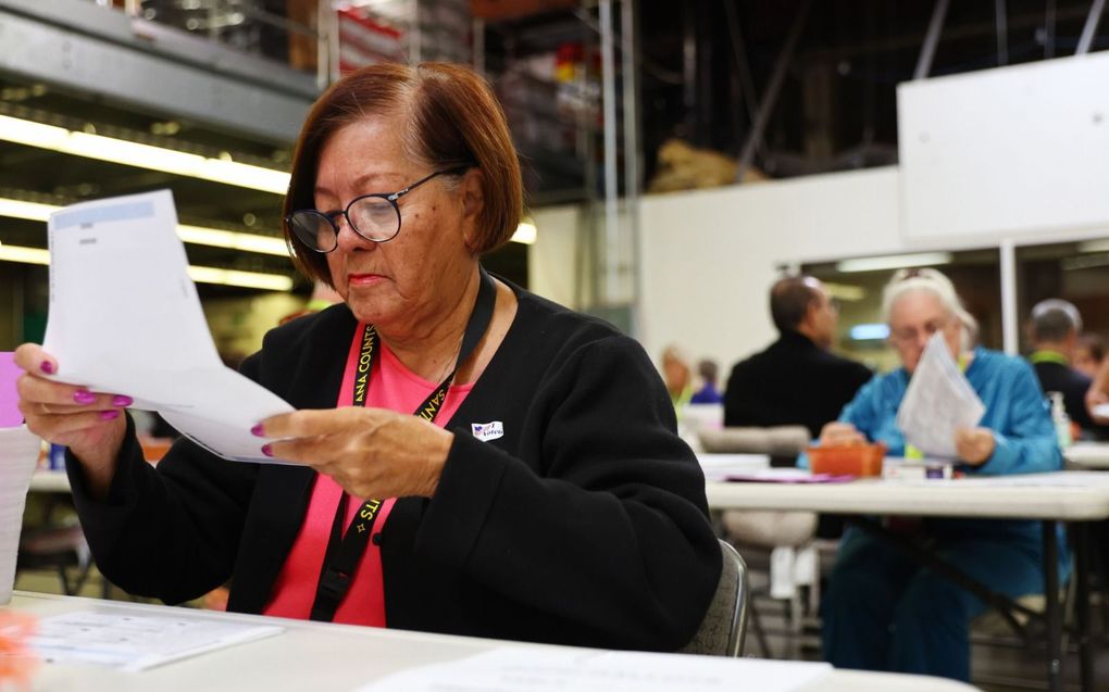 Medewerkers van een stembureau in Californië verwerken stembiljetten per post voor de kiezersregistratie. beeld AFP, Mario Tama