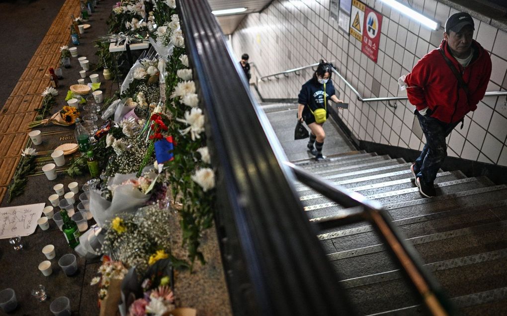 Bloemen bij metrostation Itaewon. beeld AFP, Anthony WALLACE