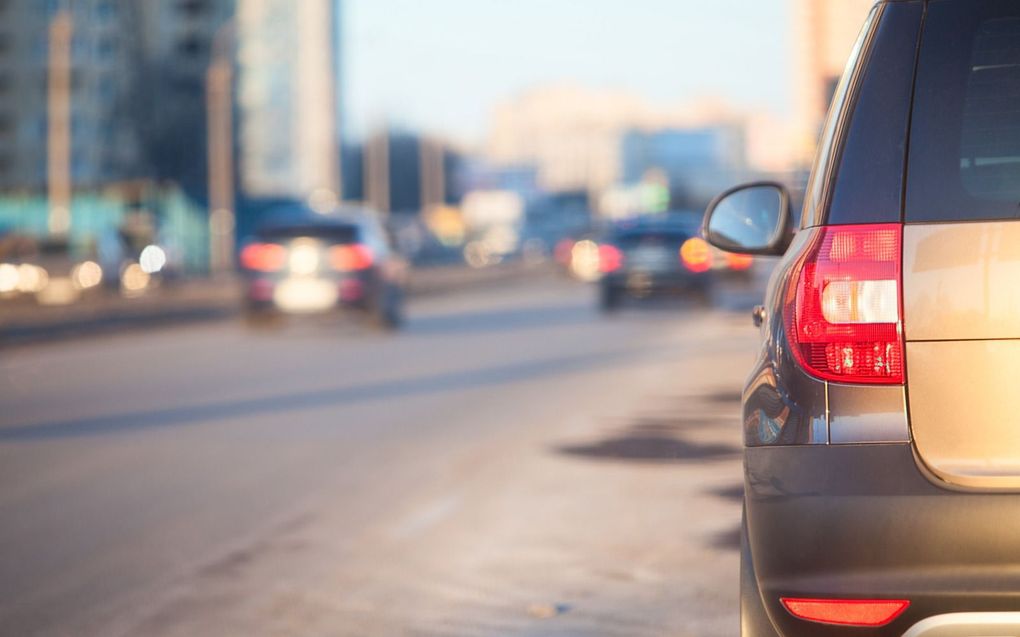 „Je inlaten met nieuwerwetse levenbeschouwelijke inzichten oogst welwillende belangstelling; je verdiepen in het christelijk geloof meewarige blikken. Alsof je de auto in z’n achteruit zet en vol gas geeft.” beeld iStock