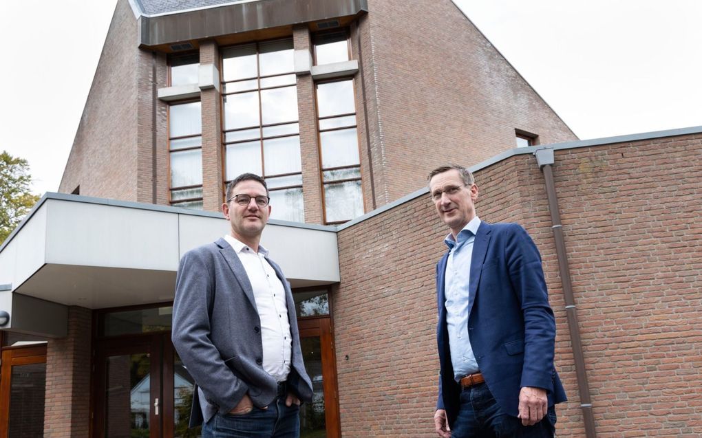 Peter van den Hil (l.) en Kees Zandijk voor de gereformeerde gemeente in Amersfoort. De energie-experts brachten een advies uit voor de verduurzaming van het kerkgebouw. beeld RD, Anton Dommerholt