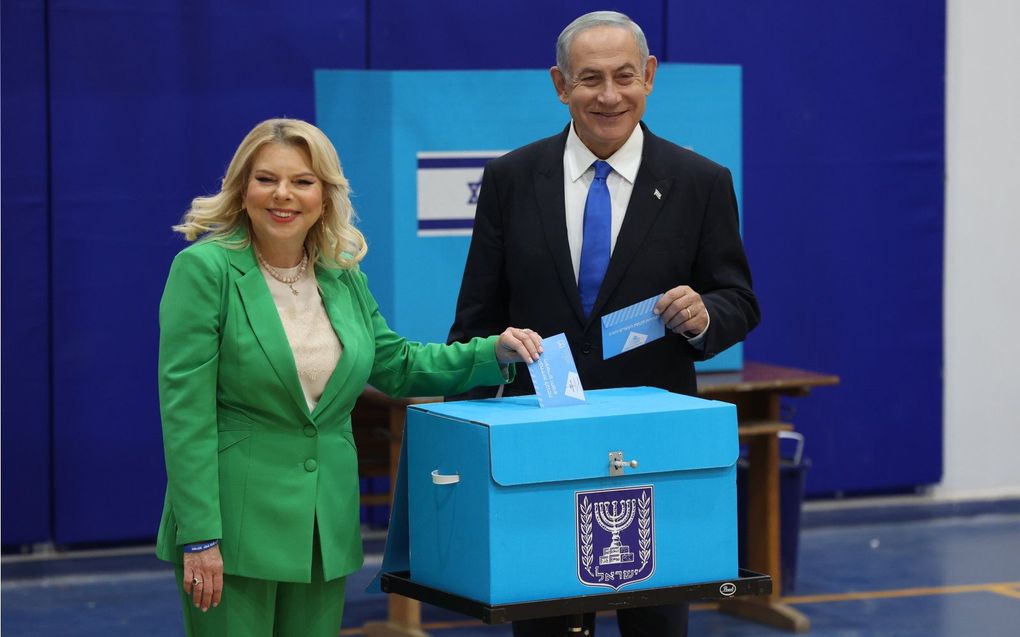 Netanyahu en zijn vrouw brengen hun stem uit. beeld EPA, ABIR SULTAN