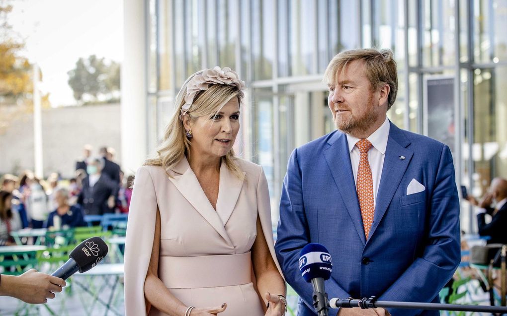 Koningin Máxima en koning Willem-Alexander spreken met Griekse media bij het Stavros Niarchos Foundation Cultural Center. beeld ANP SEM VAN DER WAL