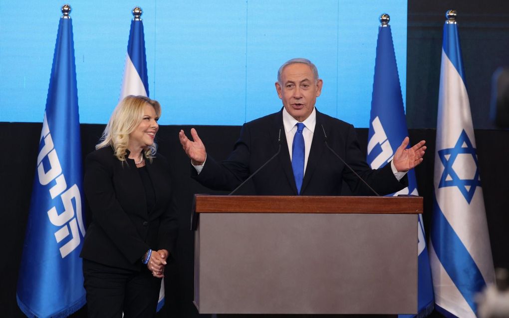 Benjamin Netanyahu, geflankeerd door zijn vrouw Sara, sprak afgelopen nacht zijn aanhang toe nadat bekend werd dat hij de Israëlische verkiezingen heeft gewonnen. beeld EPA, Abir Sultan