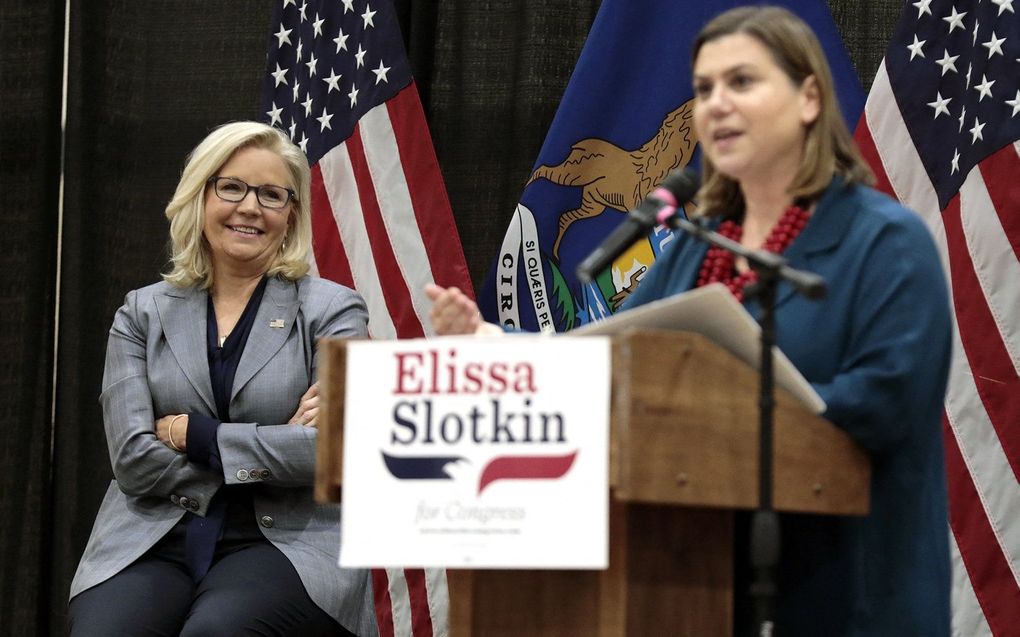 Elissa Slotkin (r.) en Liz Cheney (l.). beeld AFP, JEFF KOWALSKY