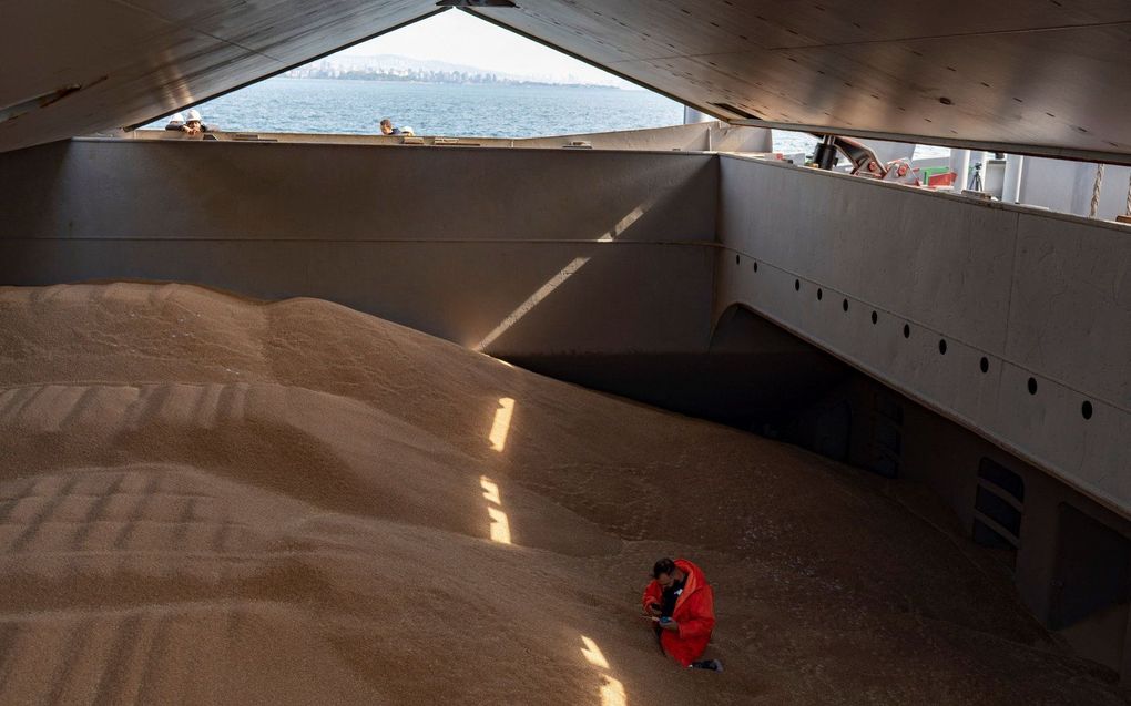 Een bemanningslid maakt een graananalyse klaar aan boord van het schip "Nord Vind" dat uit Oekraïne komt en voor anker ligt in Istanbul. beeld AFP, Yasin AKGUL