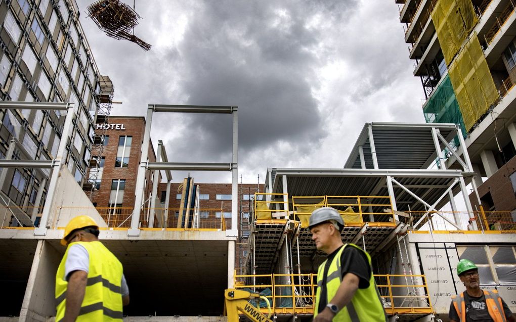 Werkzaamheden op de bouwplaats van bouwproject Vertical in Amsterdam. beeld ANP, Ramon van Flymen