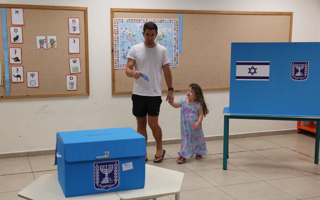 Een man brengt dinsdag zijn stem uit in Tel Aviv. beeld EPA, Jack Guez