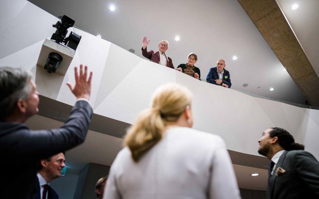 VVD-Kamerlid Smals groet belangstellenden op de publieke tribune voorafgaand aan het pensioendebat in de Tweede Kamer. beeld ANP, Bart Maat