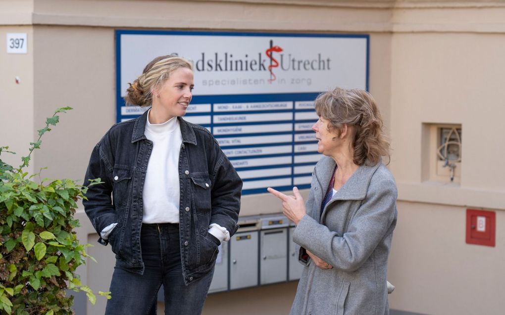 Emma Bakels (l.) en Janneke Anker bij de abortuskliniek in Utrecht. beeld Niek Stam