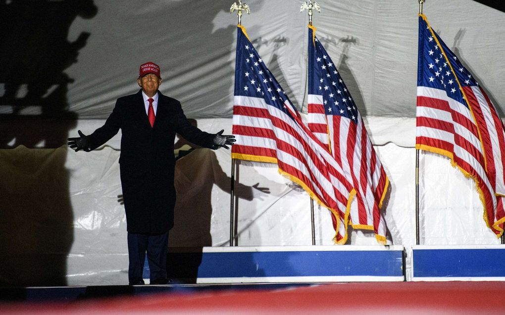 Voormalig Amerikaans president Donald Trump arriveert tijdens een campagne-evenement op Sioux Gateway Airport. beeld AFP, Stephen Maturen