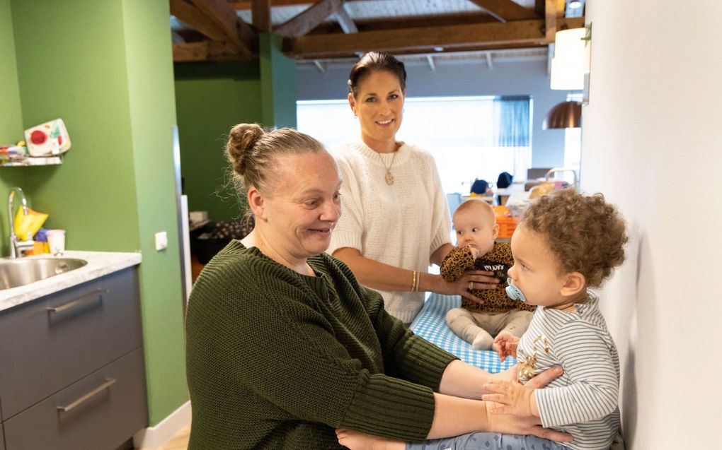 Pascalle met haar zoontje Raison. Op de achtergrond Mirjam Gregoire, initiatiefnemer van De Wijkwieg. beeld RD, Anton Dommerholt