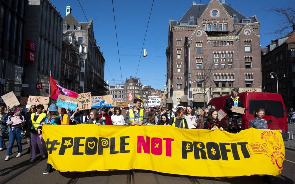 Jongeren nemen in Amsterdam deel aan een protestmars tegen vervuilende bedrijven. beeld ANP, Evert Elzinga