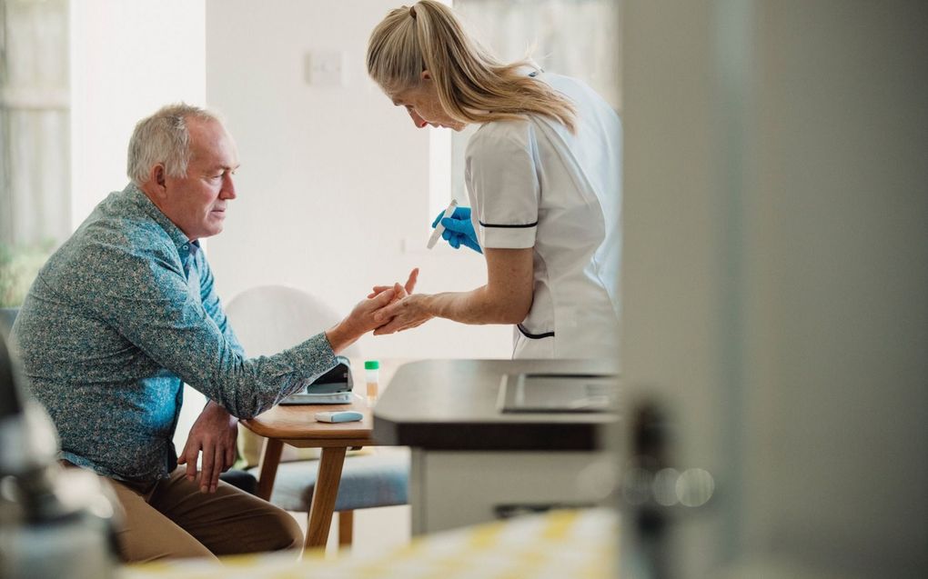 „De NZa doet een beroep op de zelfredzaamheid en weerbaarheid van mensen. Probleem hiervan is dat niet iedereen dit kan.” beeld iStock