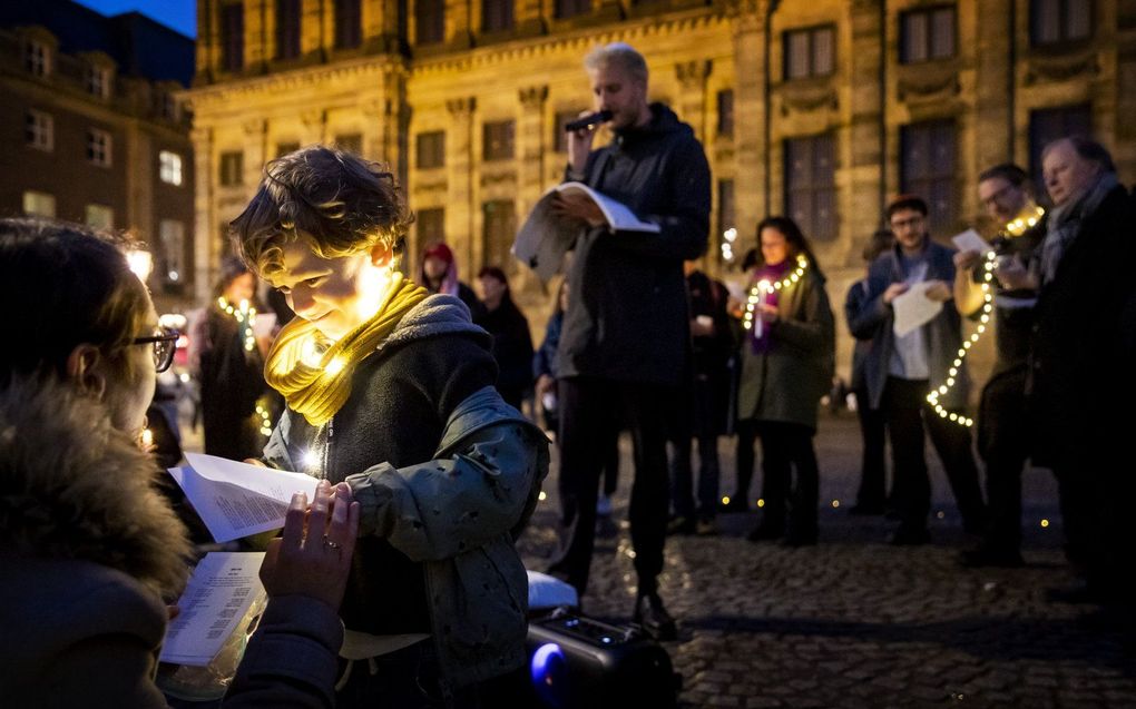 Joodse Amsterdammers protesteren vrijdagavond tegen de aangekondigde demonstratie van Samen Voor Nederland. beeld ANP, KOEN VAN WEEL