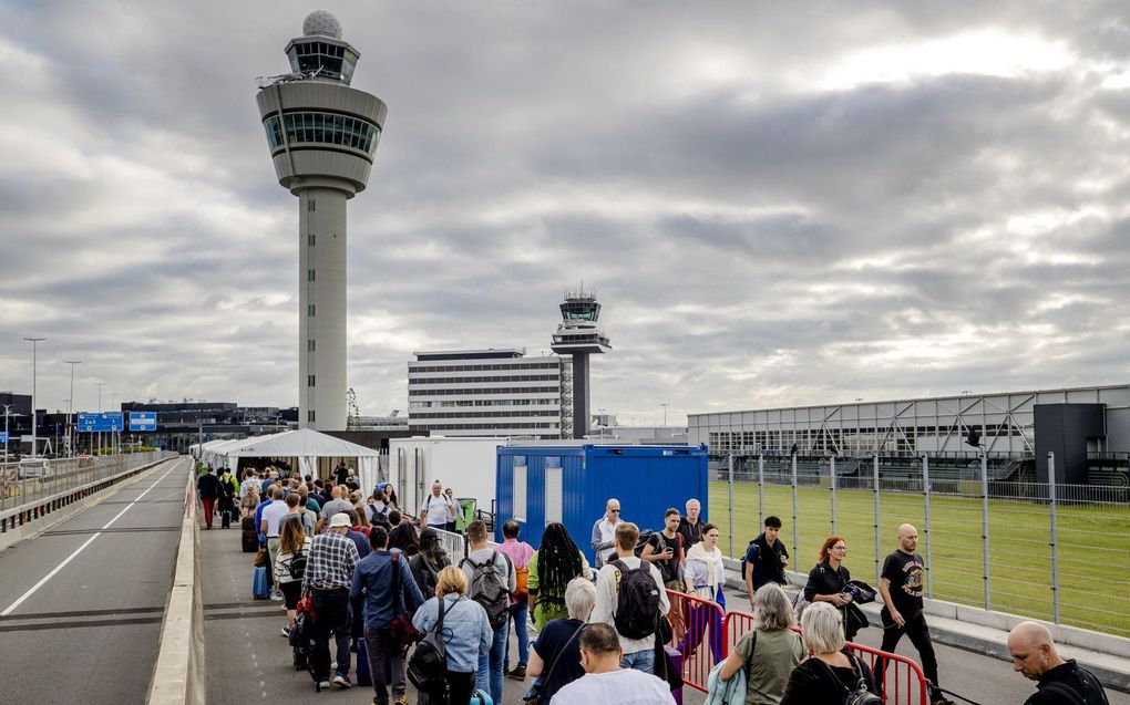 Wachtende reizigers op luchthaven Schiphol. beeld ANP, SEM VAN DER WAL