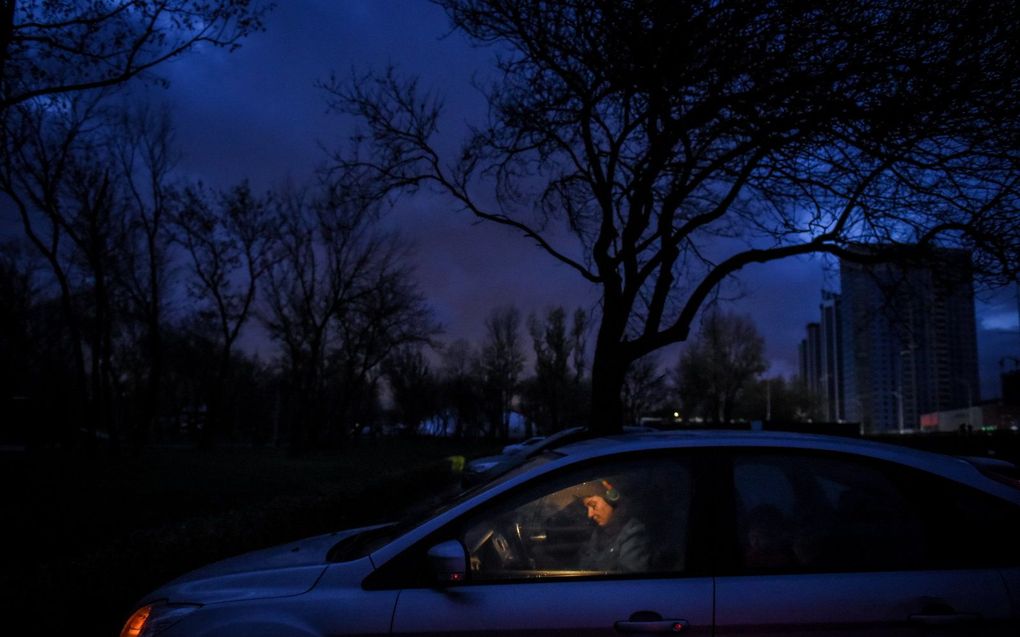 Om het beschadigde energiesysteem te sparen, is de stroom in Kiev uitgeschakeld. Beeld EPA, OLEG PETRASYUK