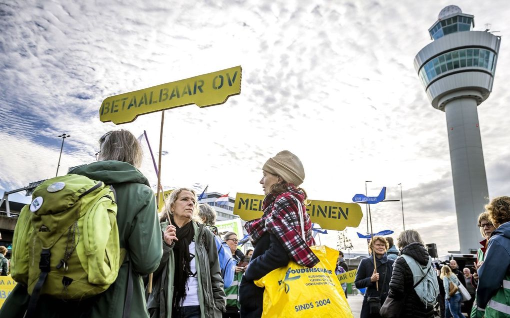 Leden van verschillende milieuclubs voeren zaterdag actie voor het klimaat op luchthaven Schiphol. Onder meer Milieudefensie, Extinction Rebellion en Greenpeace hebben zich aangesloten bij het protest. beeld ANP, REMKO DE WAAL