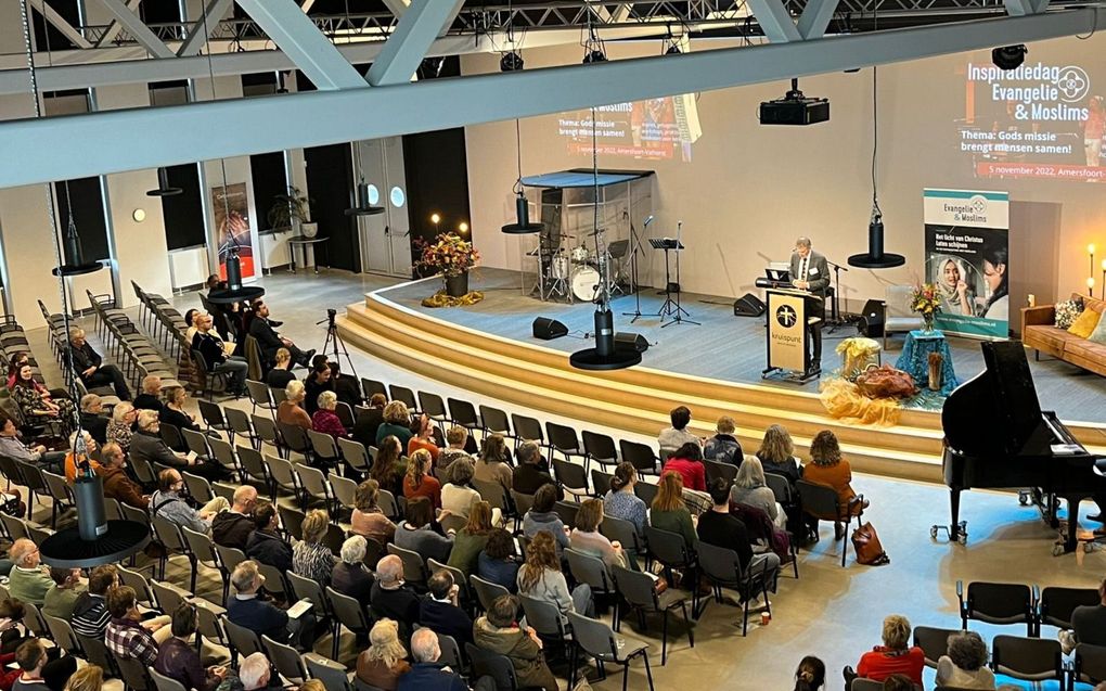 In het Kruispunt in Vathorst luisteren zaterdag zo’n 175 mensen naar ds. Cees Rentier van stichting Evangelie & Moslims. Thema van de dag is ”Gods missie brengt mensen samen!” beeld Evangelie & Moslims