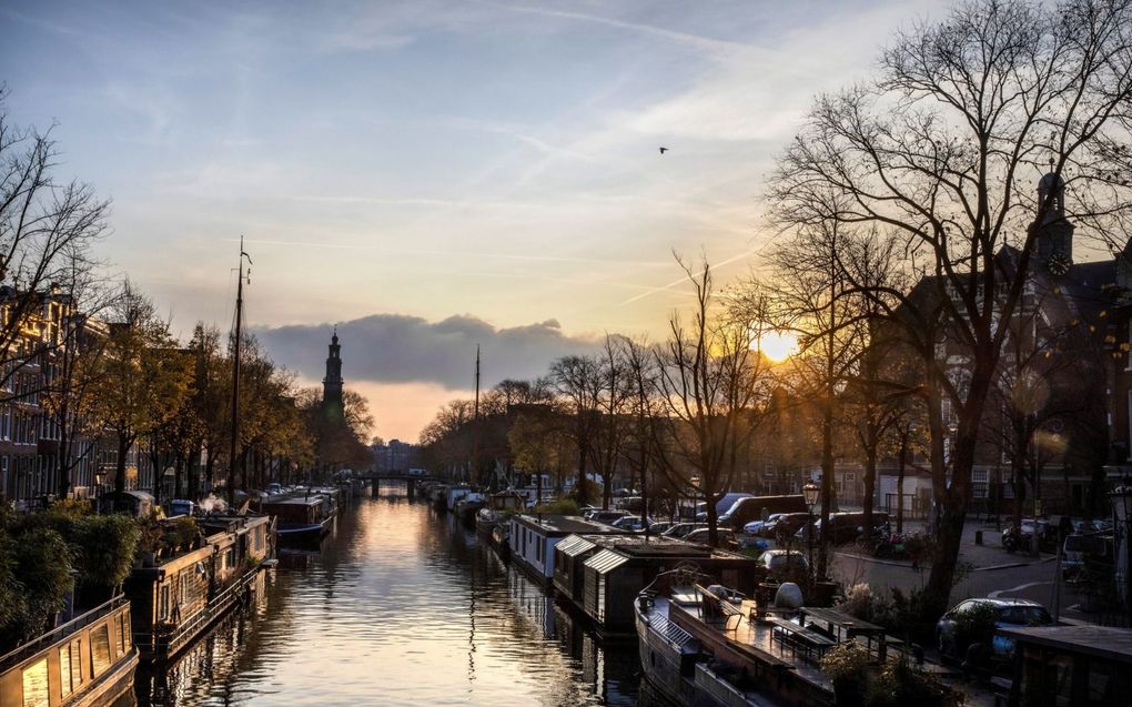 „ We zullen minder naar kerkpolitiek moeten luisteren en meer naar de Heere Jezus.” Foto: Prinsengracht met links het silhouet van de Westerkerk en rechts vooraan de Noorderkerk. beeld RD, Henk Visscher