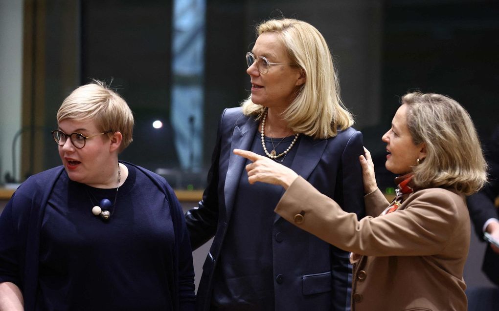 Minister Kaag (M) in Brussel. beeld AFP, Kenzo Tribouillard